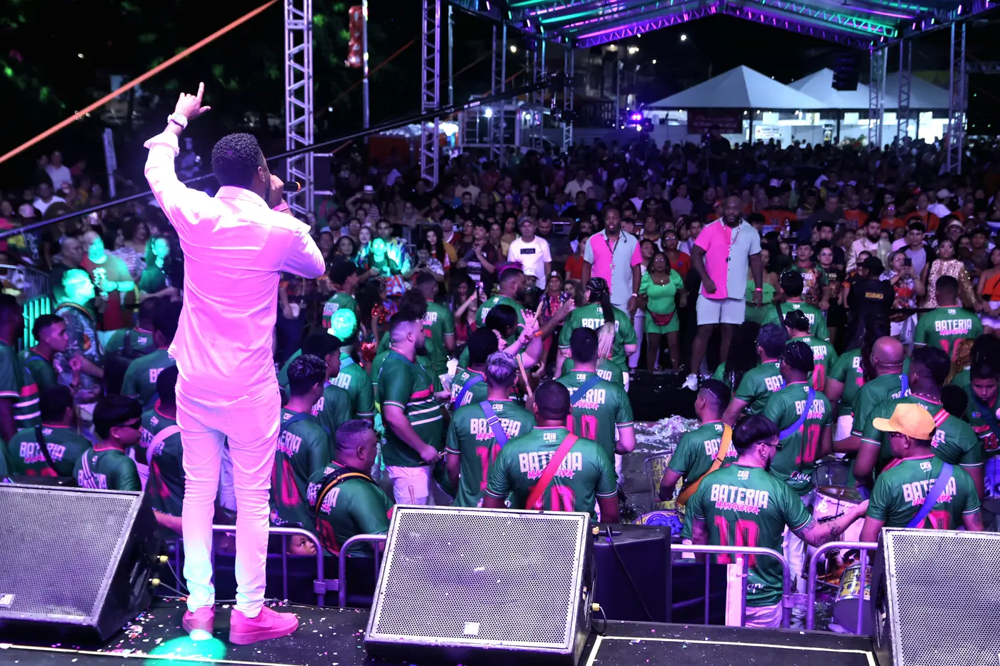 Show da Mangueira com luzes douradas e plateia